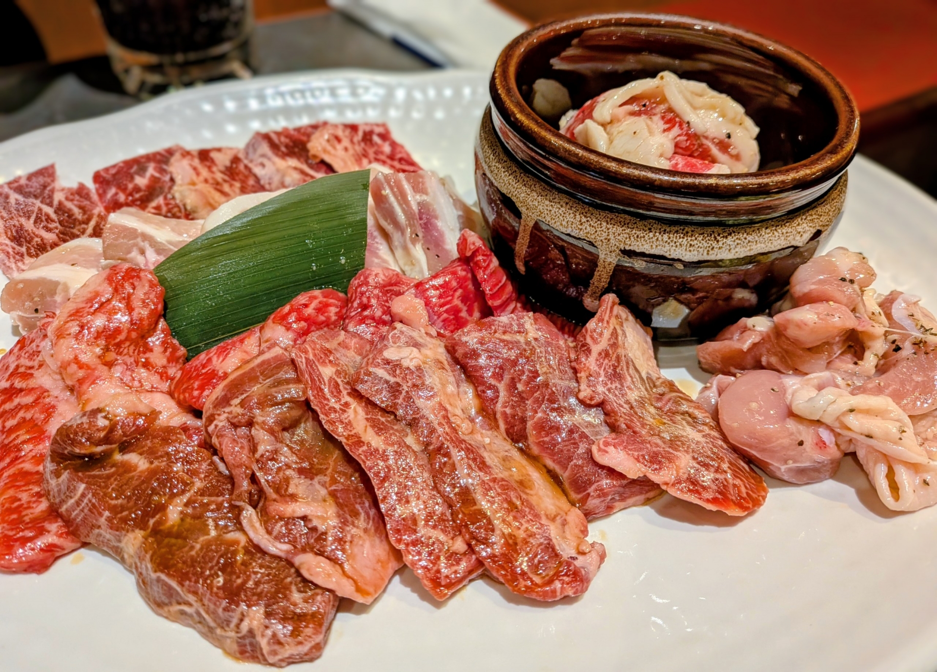 牛・豚・鶏の各部位を並べた画像