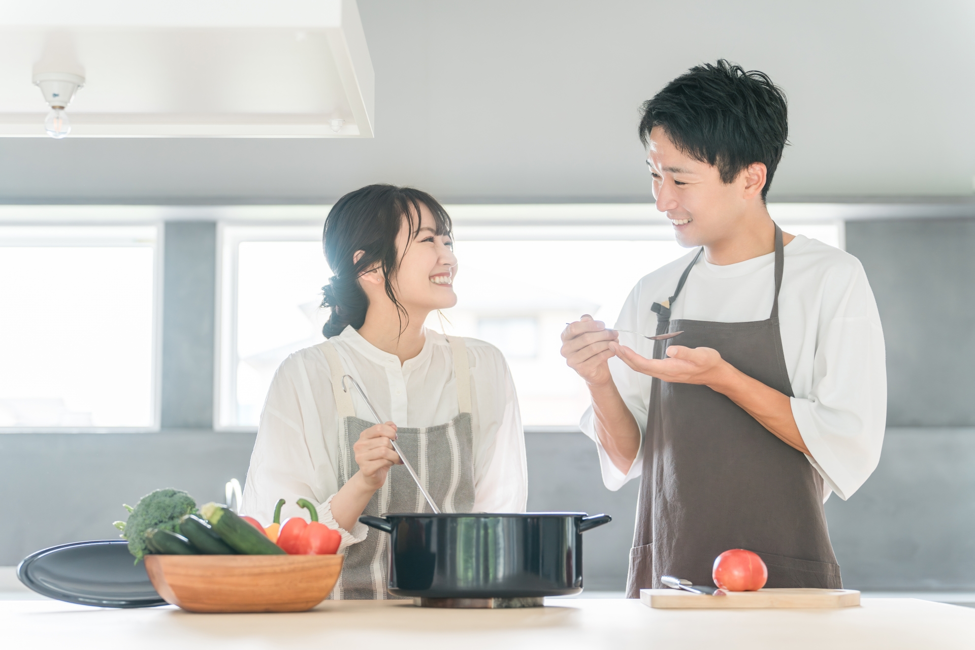 肉を柔らかく仕上げる調理の様子