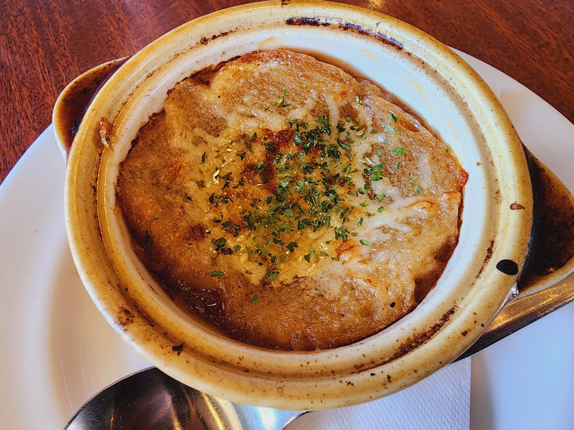 玉ねぎを柔らかく加熱したグラタンスープ