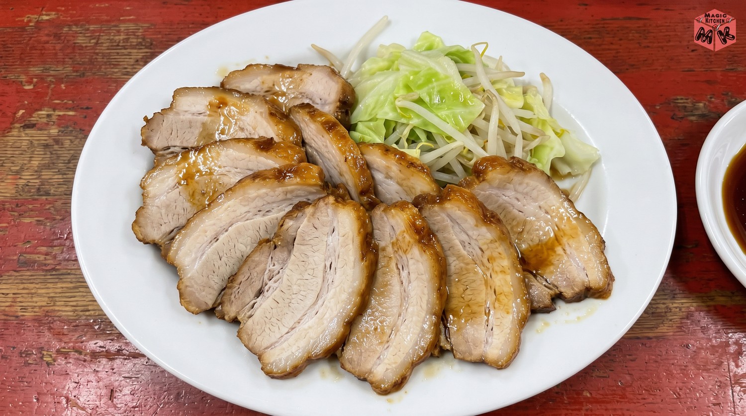 扇形に並べた薄切りのチャーシュー